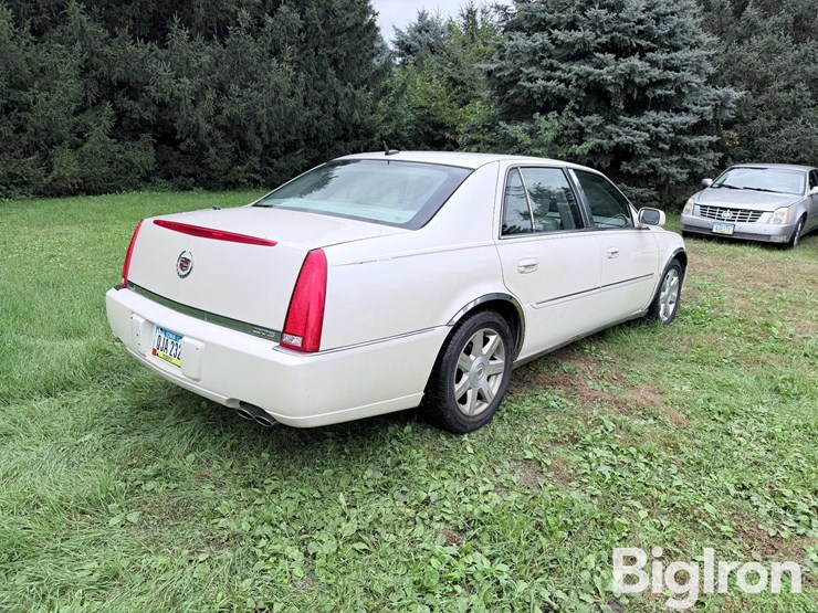2007-cadillac-dts-sedan-image-5