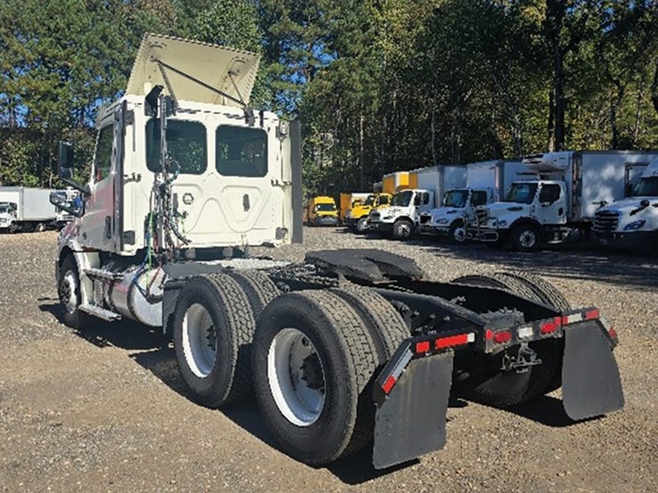 2019-freightliner-cascadia126-image-2