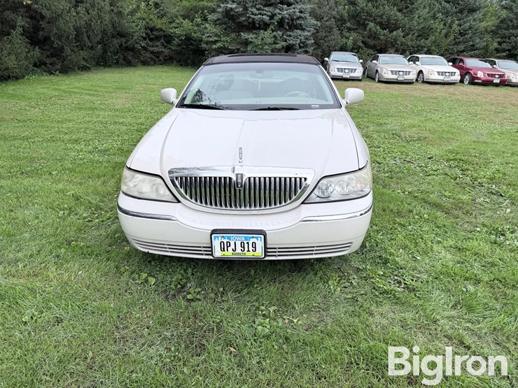 2007-lincoln-town-car-signature-limited-sedan-image-2