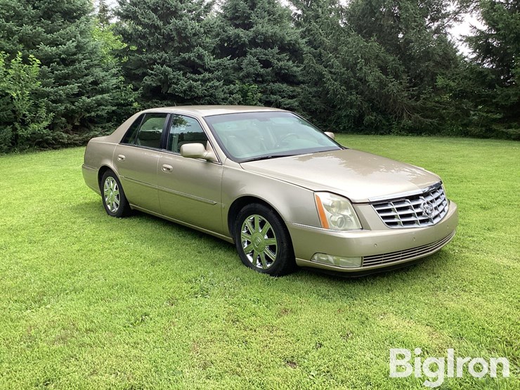 2006-cadillac-dts-4-door-sedan-image-3