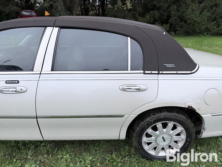 2007-lincoln-town-car-signature-limited-sedan-image-11