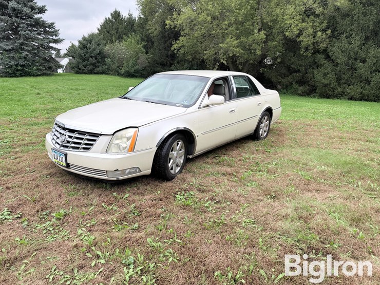 2007-cadillac-dts-sedan-image-1