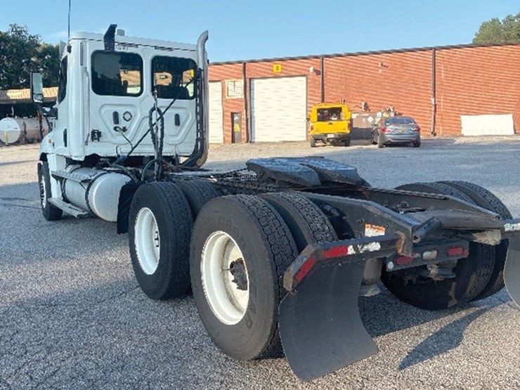 2020-freightliner-cascadia-125-image-2