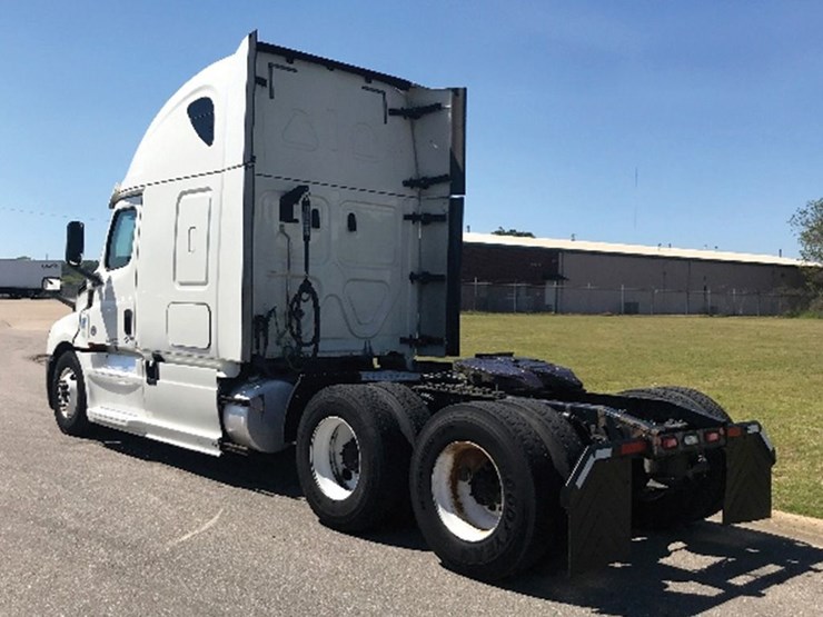 2018-freightliner-cascadia126-image-2