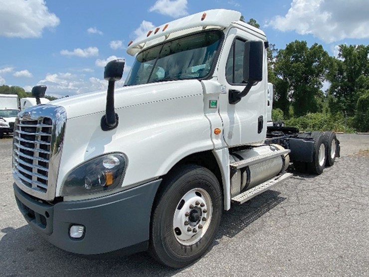 2020-freightliner-cascadia-125-image-1