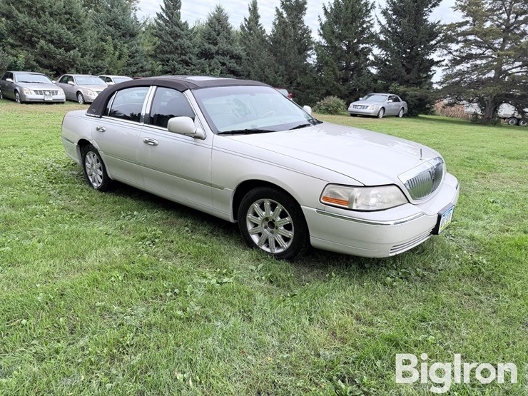 2007-lincoln-town-car-signature-limited-sedan-image-3