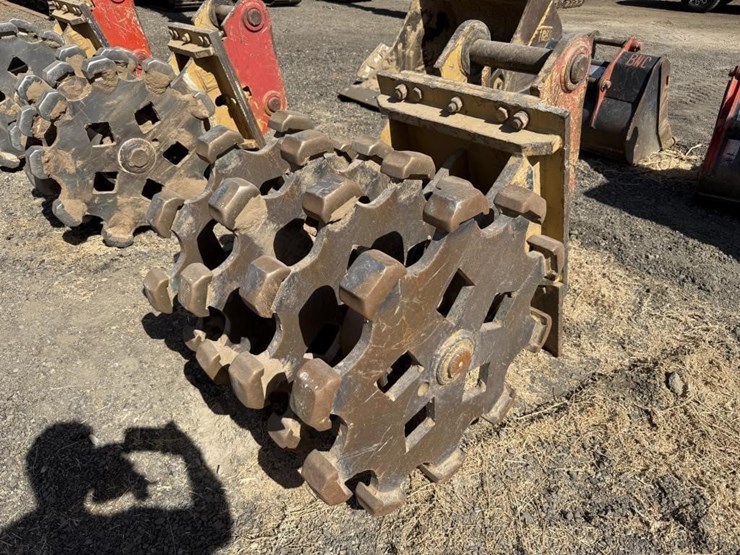 cat-36"-excavator-compaction-wheel-image-3