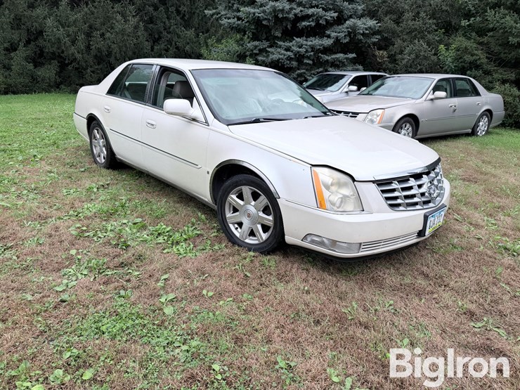 2007-cadillac-dts-sedan-image-3