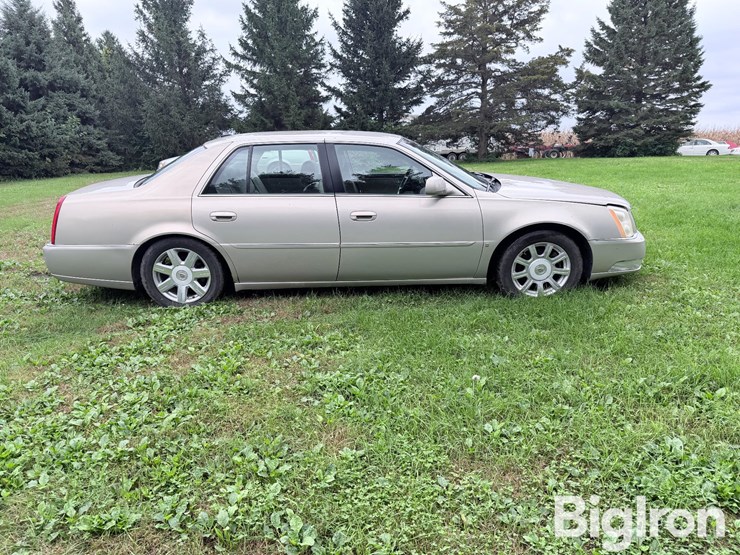 2008-cadillac-dts-sedan-image-4