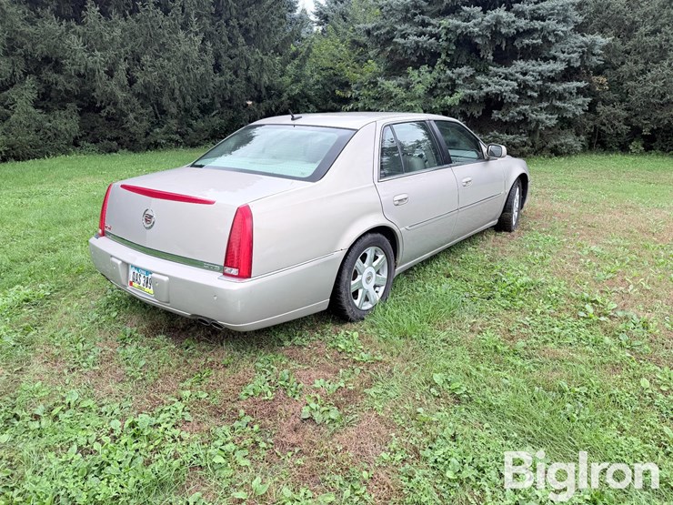 2008-cadillac-dts-sedan-image-5