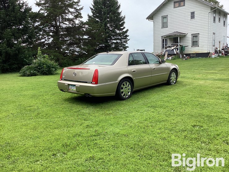 2006-cadillac-dts-4-door-sedan-image-5