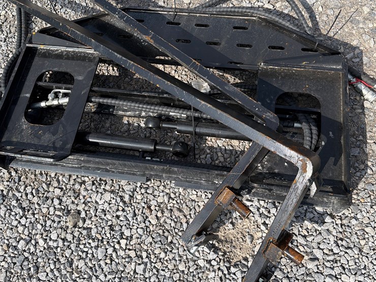 #685-•-skid-steer-48”-hydraulic-pallet-forks-image-1