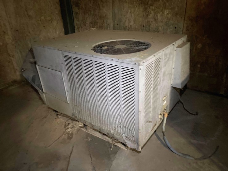 #174-•-goodman-pgb036075-1-packaged-heating-and-cooling-unit-image-1