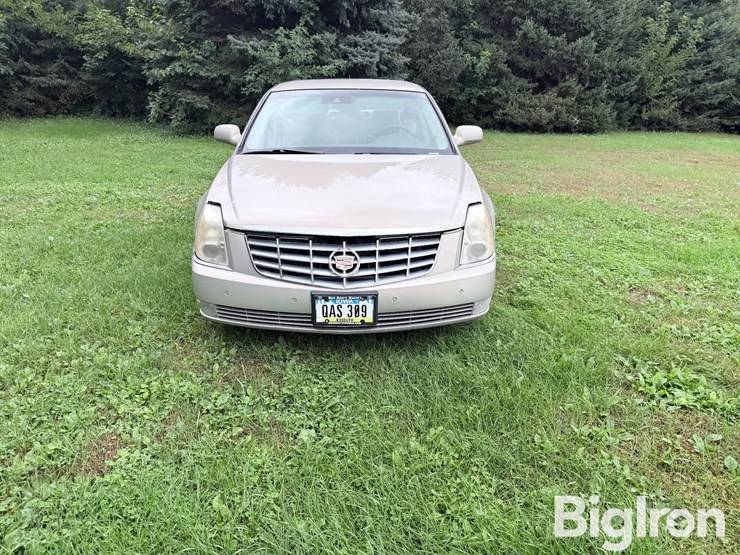 2008-cadillac-dts-sedan-image-2