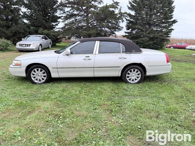 2007-lincoln-town-car-signature-limited-sedan-image-8