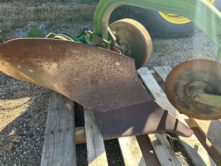 john-deere-1-bottom-plow-image-3