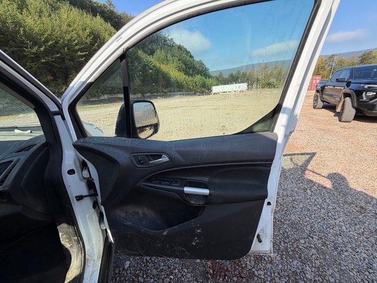 #4553-•-2015-ford-transit-connect-cargo-van-image-26