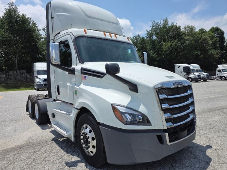 2020-freightliner-cascadia-126-image-1