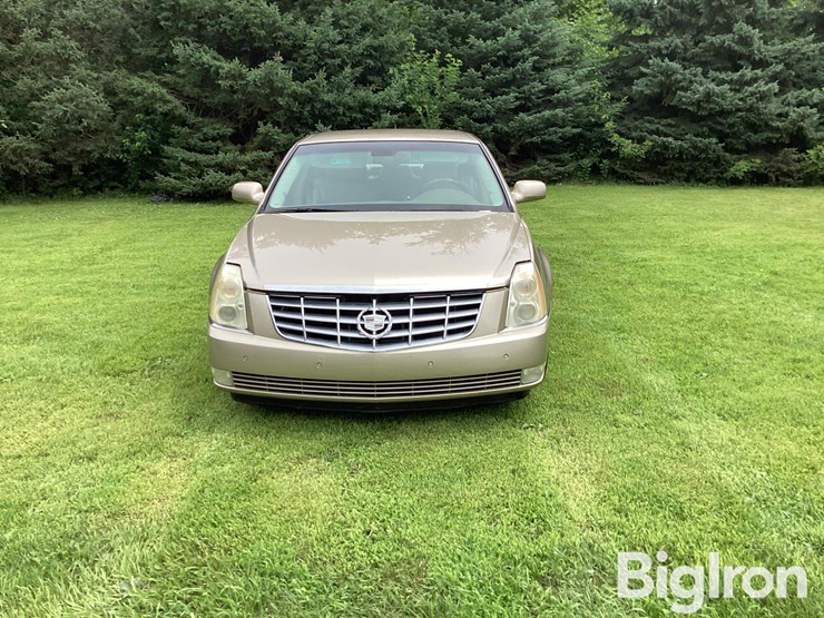 2006-cadillac-dts-4-door-sedan-image-2
