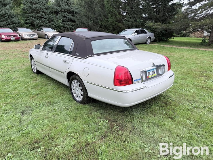 2007-lincoln-town-car-signature-limited-sedan-image-7