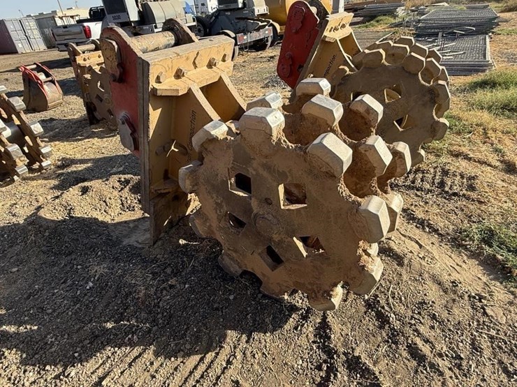 cat-24"-excavator-compaction-wheel-image-2