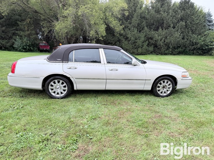 2007-lincoln-town-car-signature-limited-sedan-image-4
