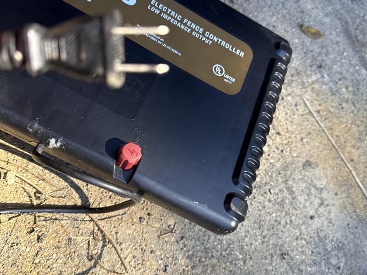 american-farm-works-eac100mn-electric-fence-controller-image-11