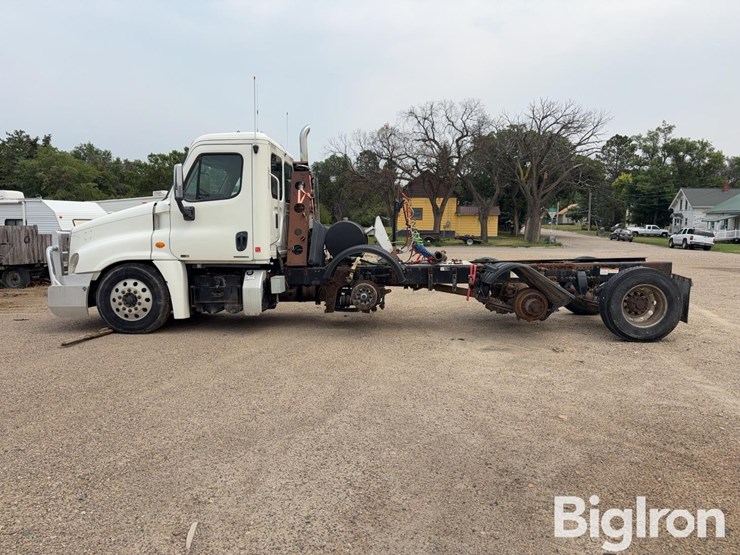 2012-freightliner-cascadia-tri/a-cab-&-chassis-image-8
