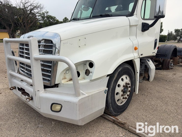 2012-freightliner-cascadia-tri/a-cab-&-chassis-image-11