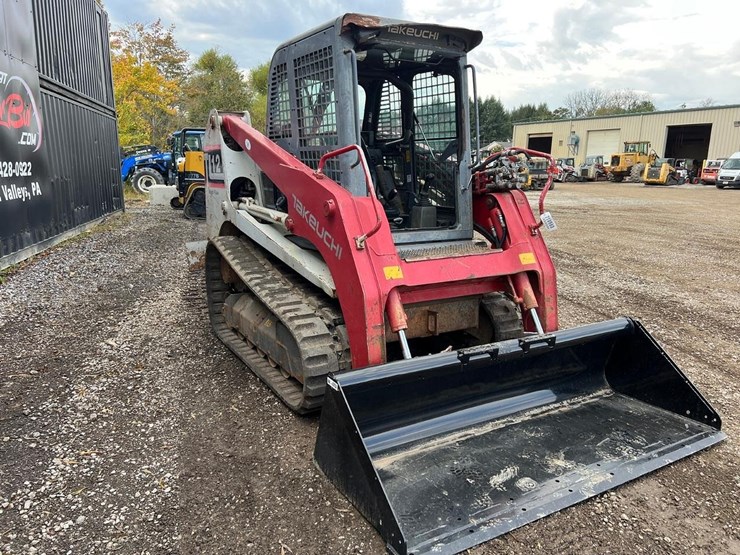2014-takeuchi-tl12-skid-steer-loader-image-10