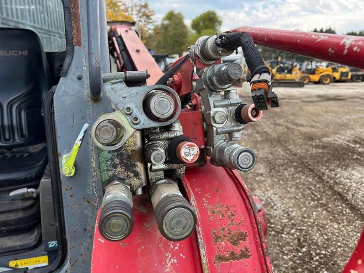 2014-takeuchi-tl12-skid-steer-loader-image-13