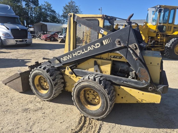 new-holland-l781-image-2
