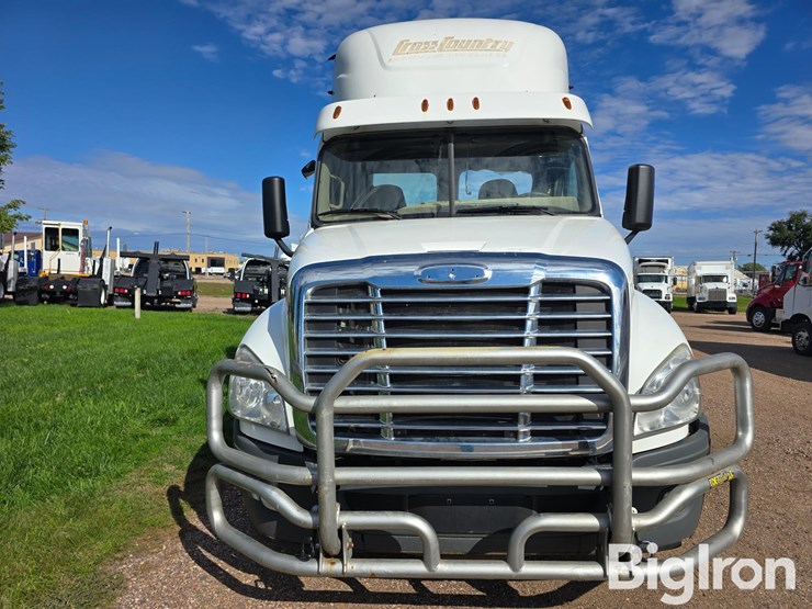 2019-freightliner-cascadia-125-t/a-day-cab-truck-tractor-image-2