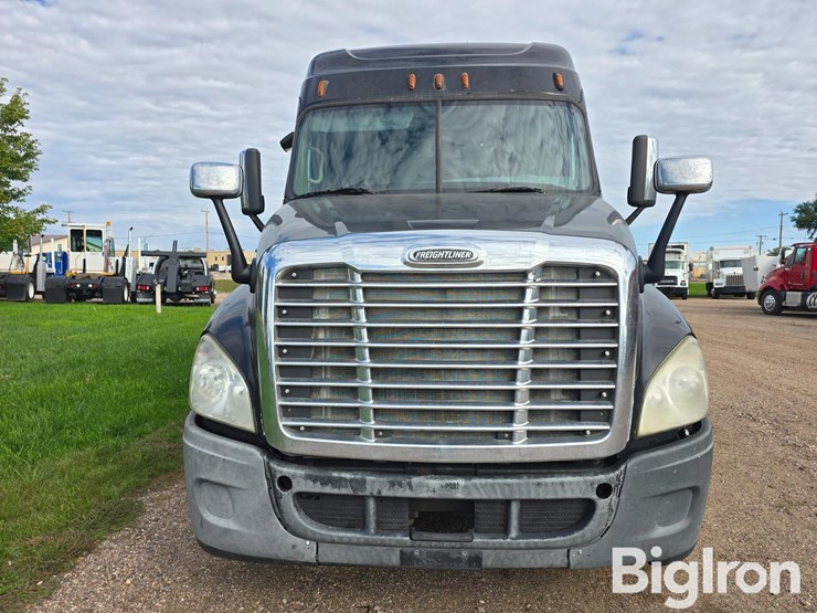 2014-freightliner-cascadia-125-t/a-truck-tractor-image-2