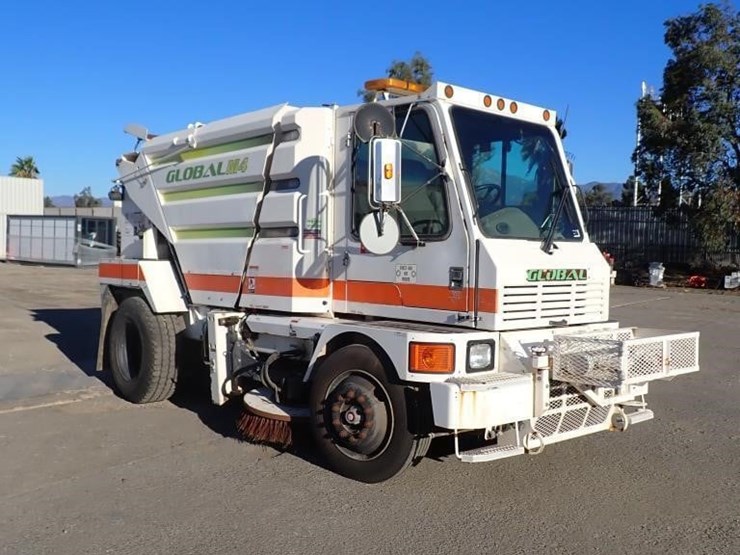 2014-global-m4-street-sweeper-truck-image-2