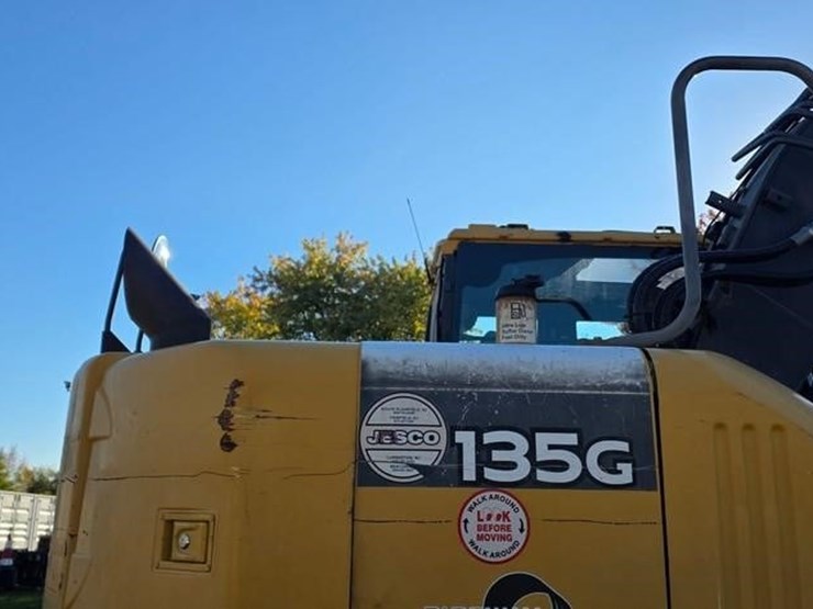 2015-deere-135g-image-19