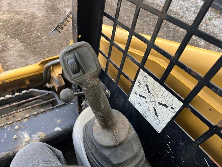 2006-caterpillar-277b-skid-steer-loader-image-21