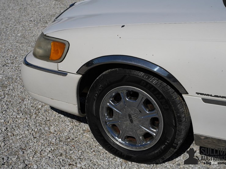 run-#41---1999-lincoln-town-car-signature-series-image-12