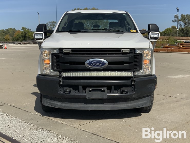 2017-ford-f350-xl-super-duty-4x4-crew-cab-&-chassis-image-2