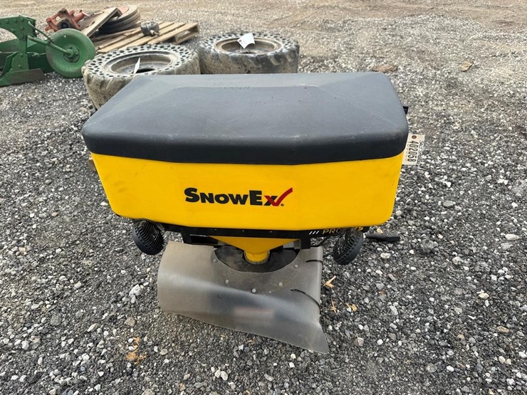 snowex-pro575-salt-spreader-image-1