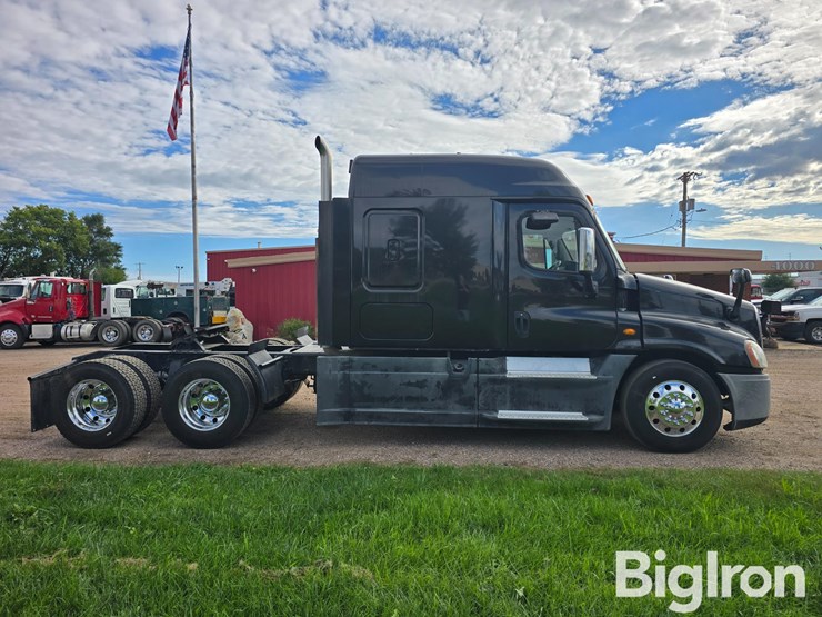 2014-freightliner-cascadia-125-t/a-truck-tractor-image-4