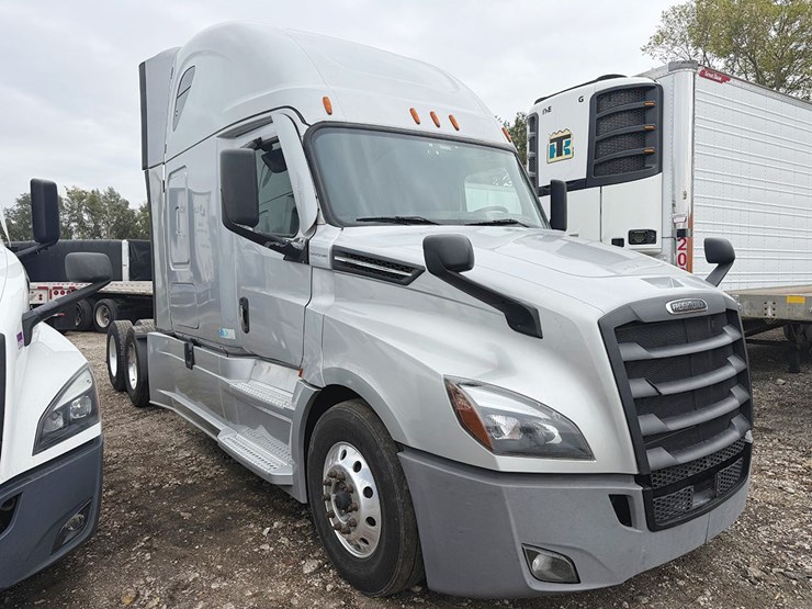 2021-freightliner-cascadia126-image-1