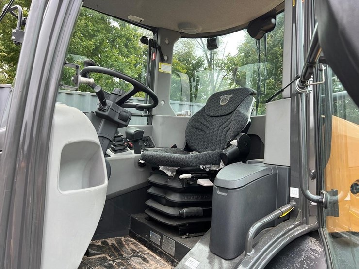 2019-case-221f-wheel-loader-image-19