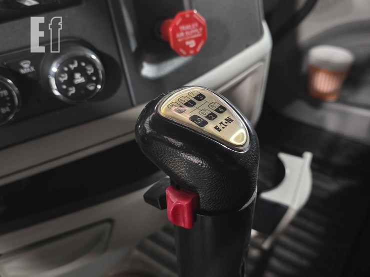 2019-peterbilt-579-image-13