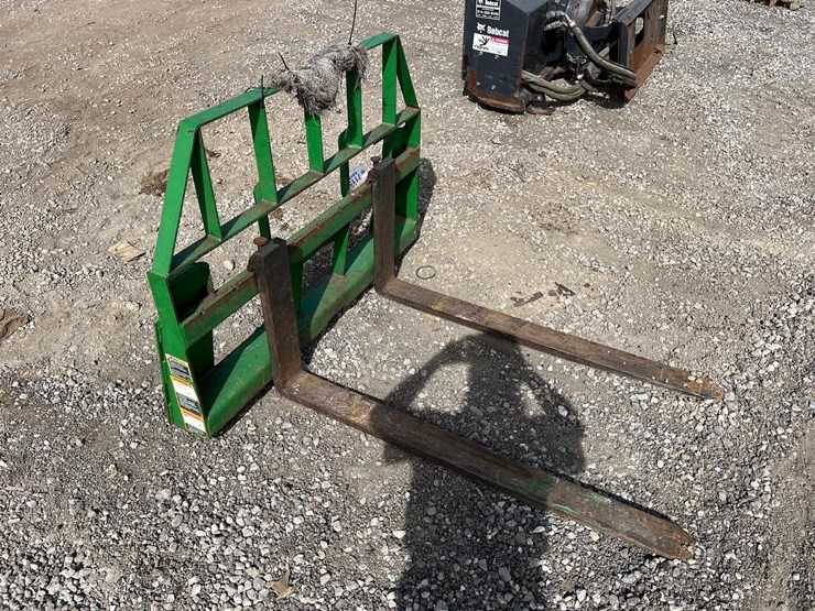 john-deere-48”-tractor-loader-pallet-forks-image-1
