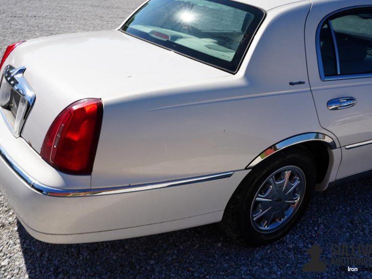 run-#41---1999-lincoln-town-car-signature-series-image-19