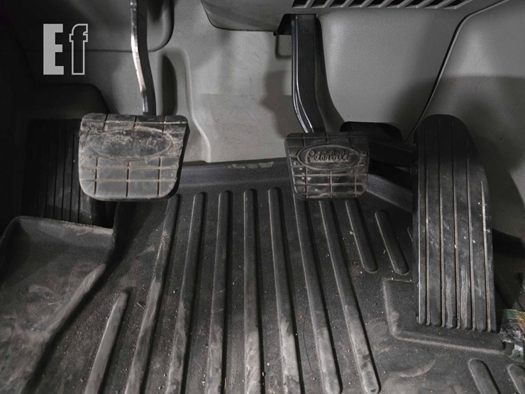 2019-peterbilt-579-image-11