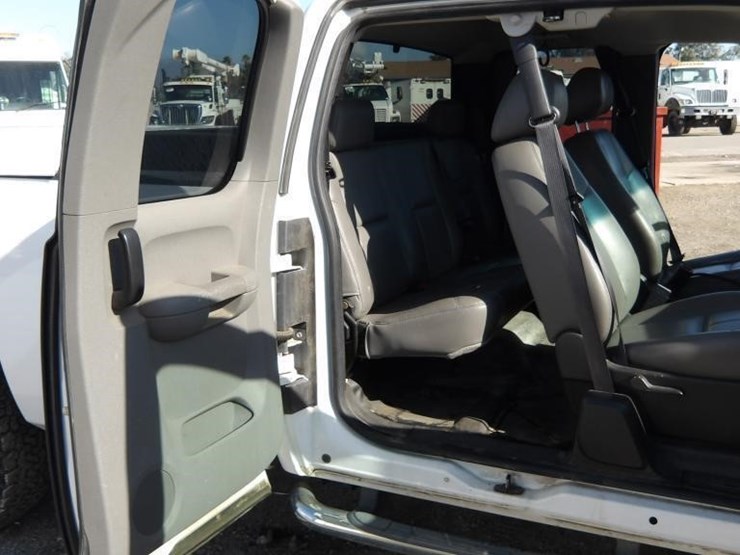 2013-chevrolet-silverado-2500-image-16