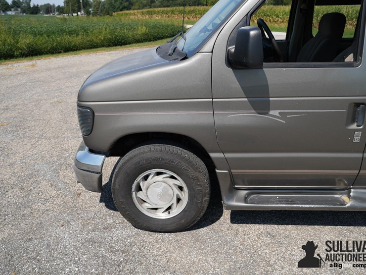 run-#23---2003-ford-e150-conversion-van-image-13