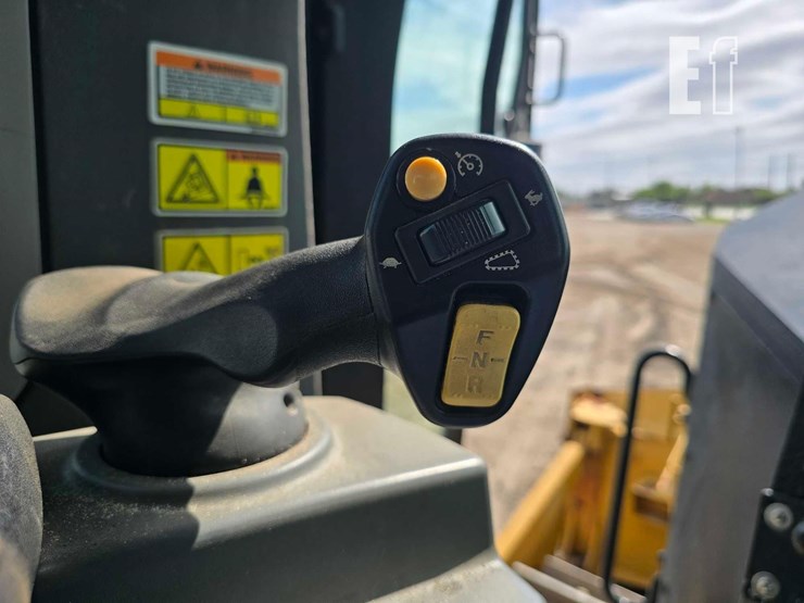 2017-caterpillar-d7e-image-16